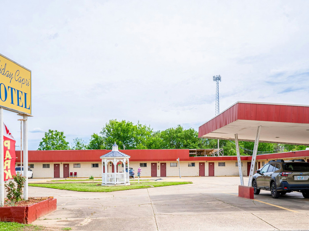 Oyo Holiday Capri Motel & Rv Park