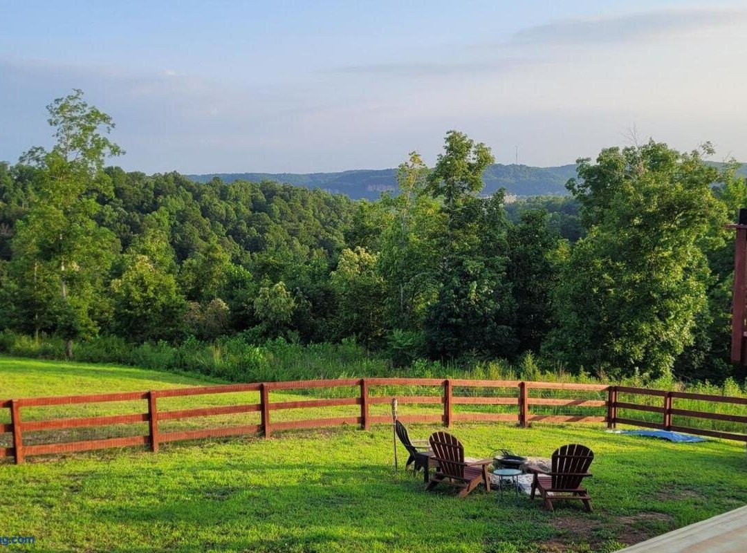 GREAT Little Guest Suite with Private Entry & Deck! Pet Friendly & 30 Mins to Nashville!