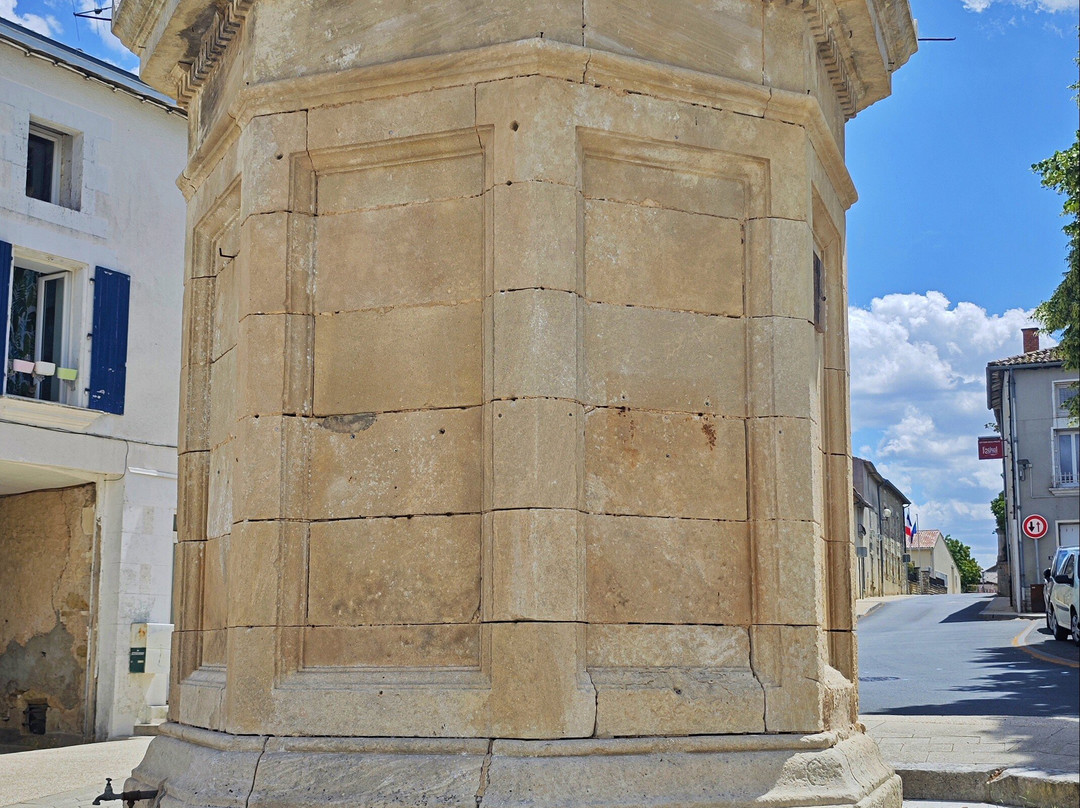 Fontaine de 1848 dite " de la Pompe"-Latille必去景点