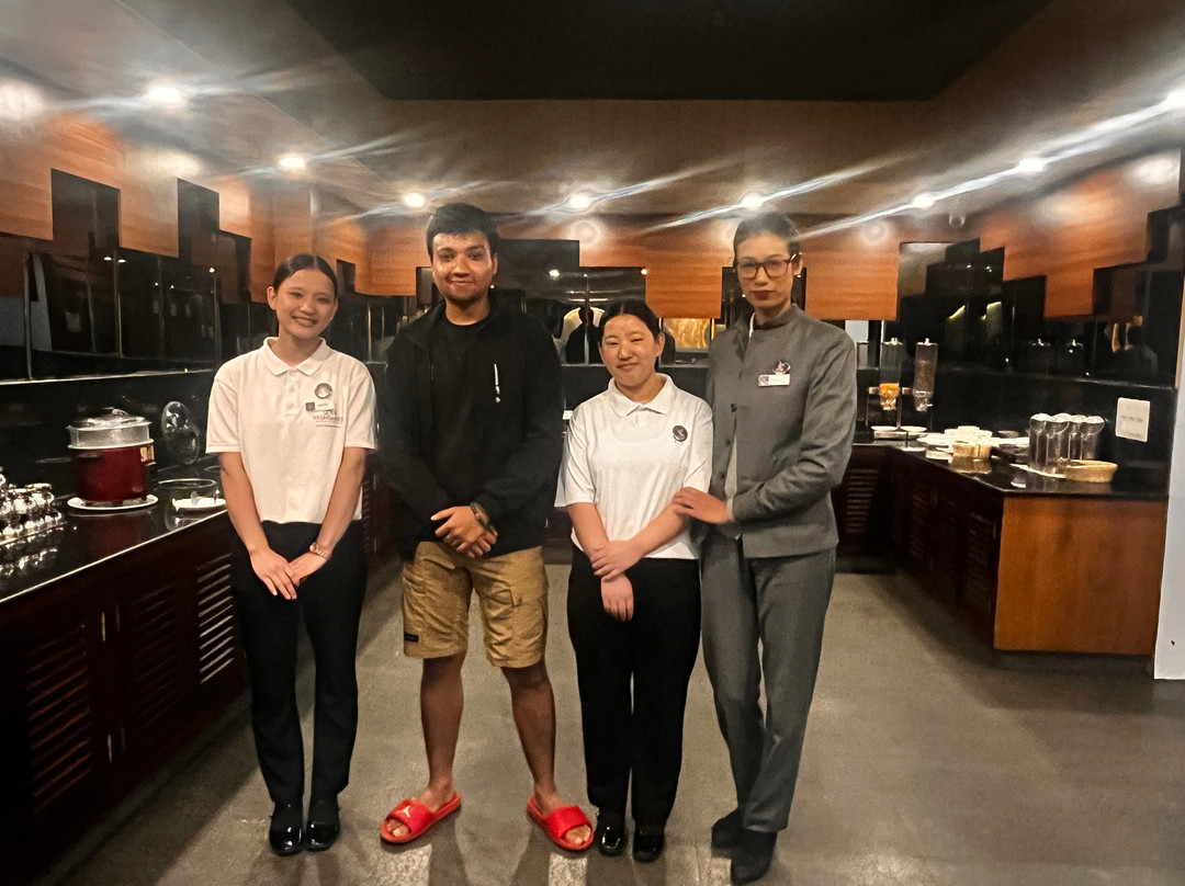 苏米特尔皇后庭院酒店主图