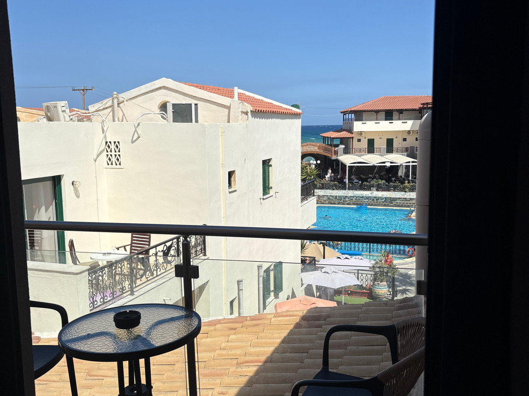蓝色爱琴海套房酒店主图