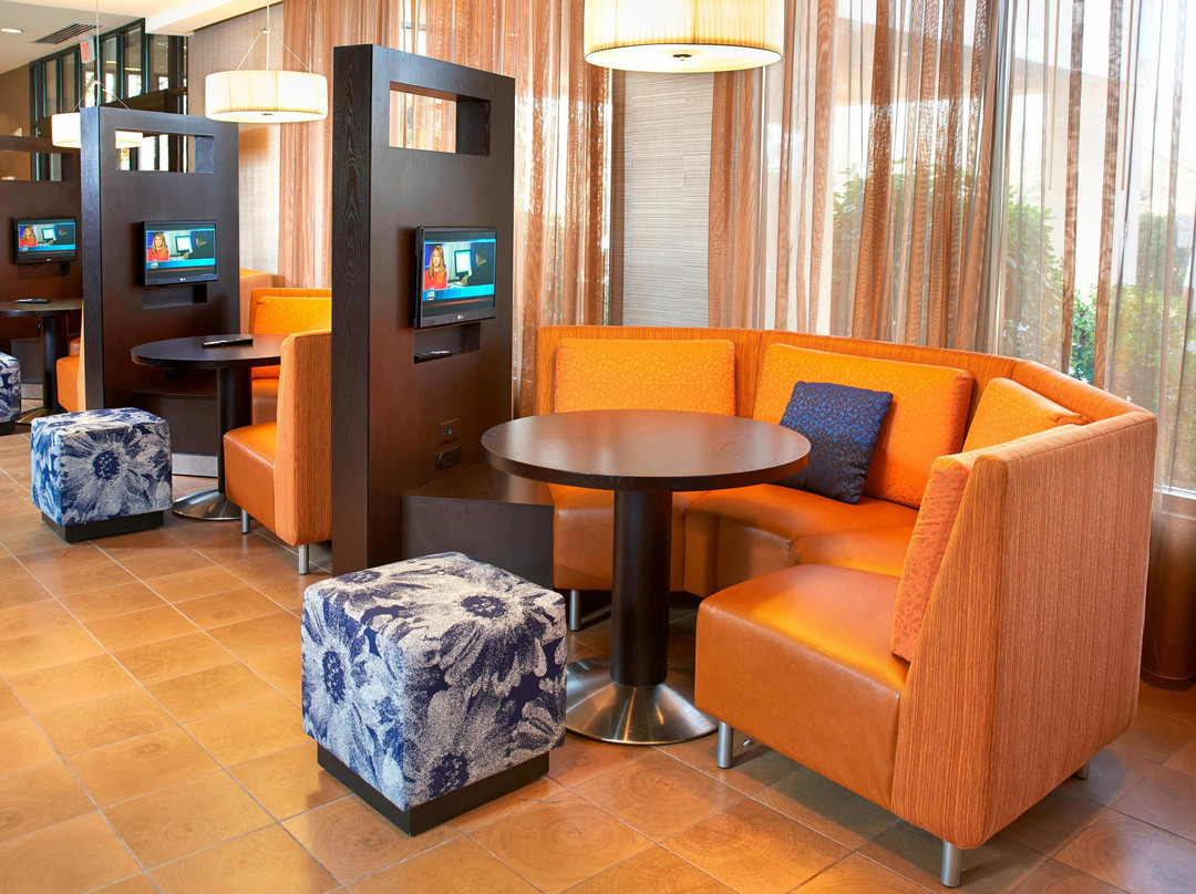 Courtyard Shelton主图