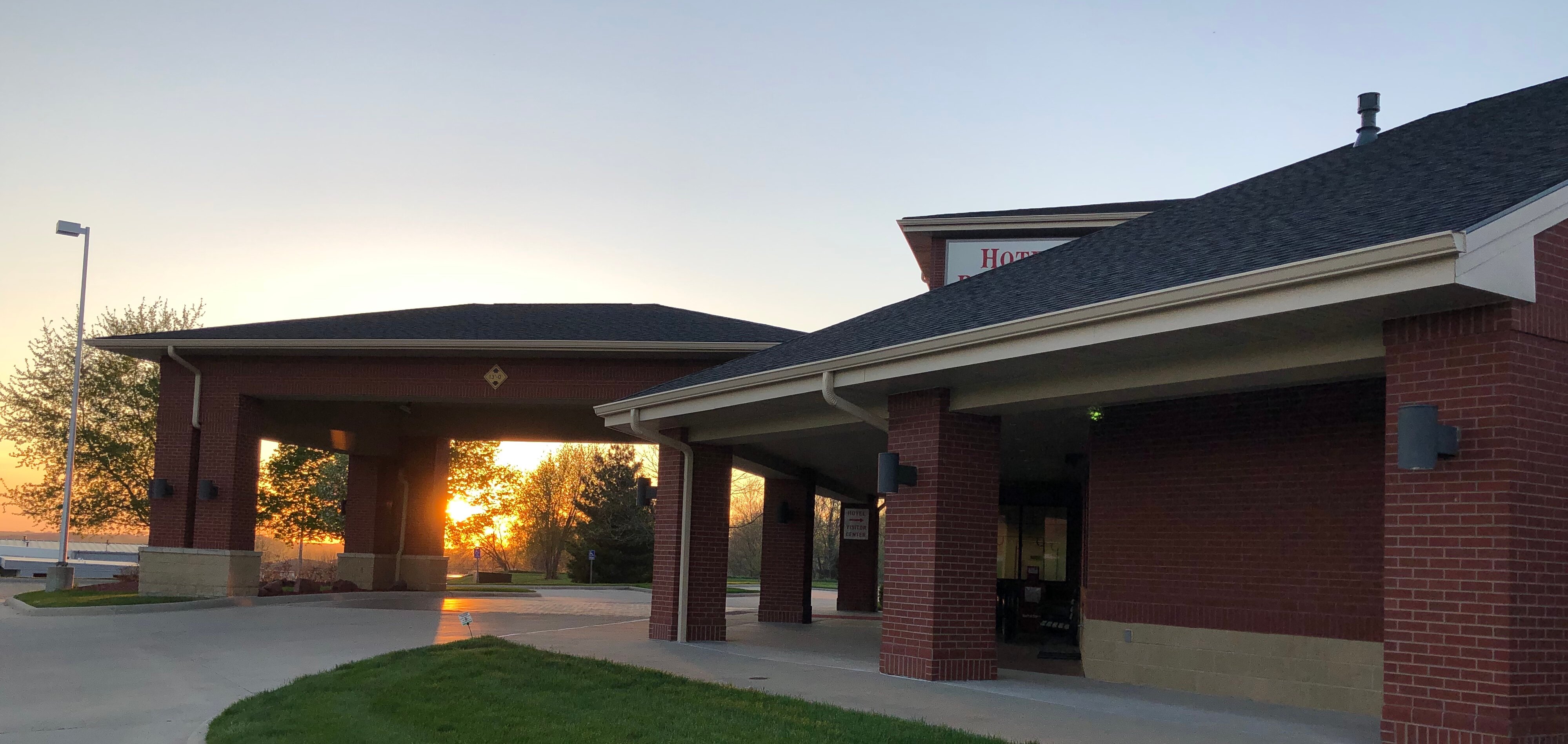 Red Coach Inn & Suites-官方