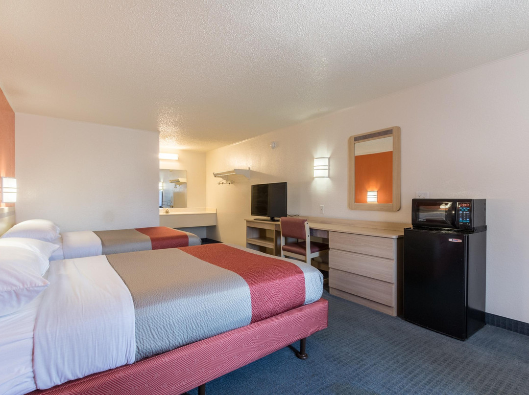 Travelodge by Wyndham Lansing