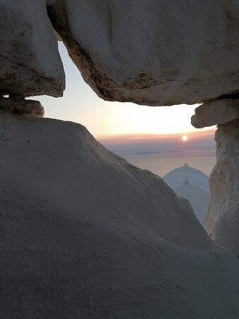 The Zoodohos Pigi monastery-Sikinos必去景点