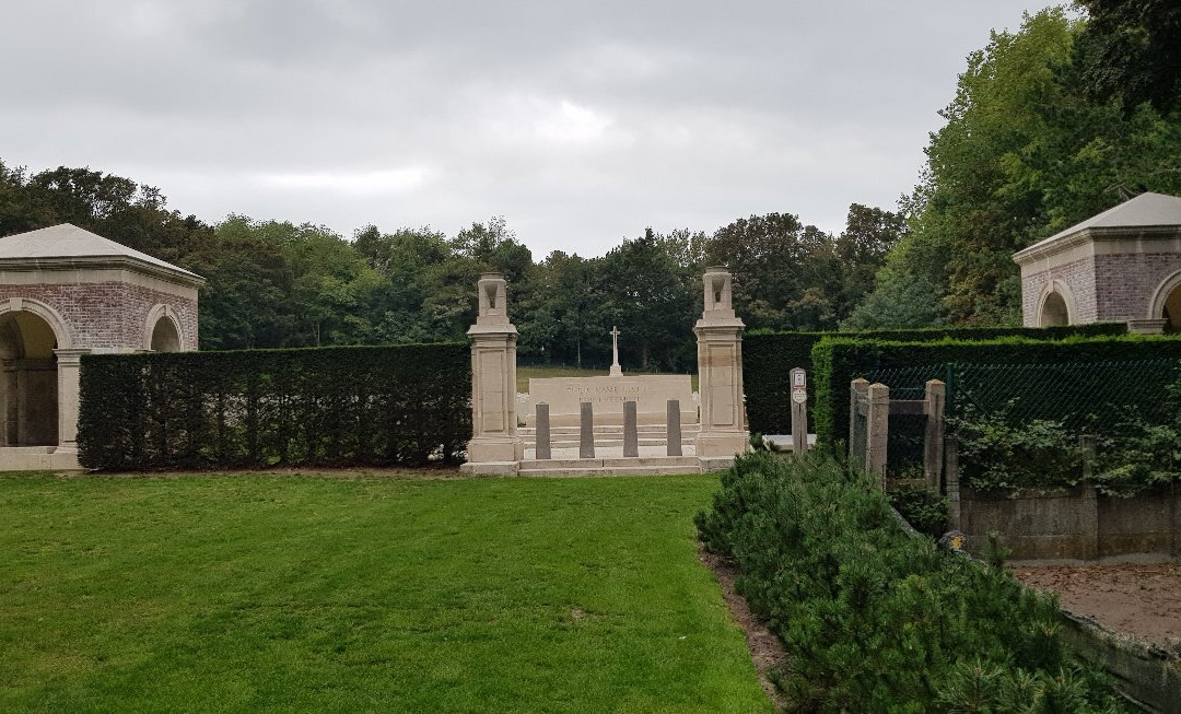 Coxyde Military Cemetery景点图片