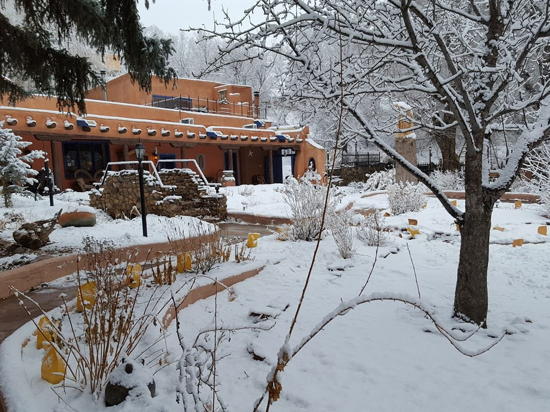 Adobe and Pines Inn B&B主图