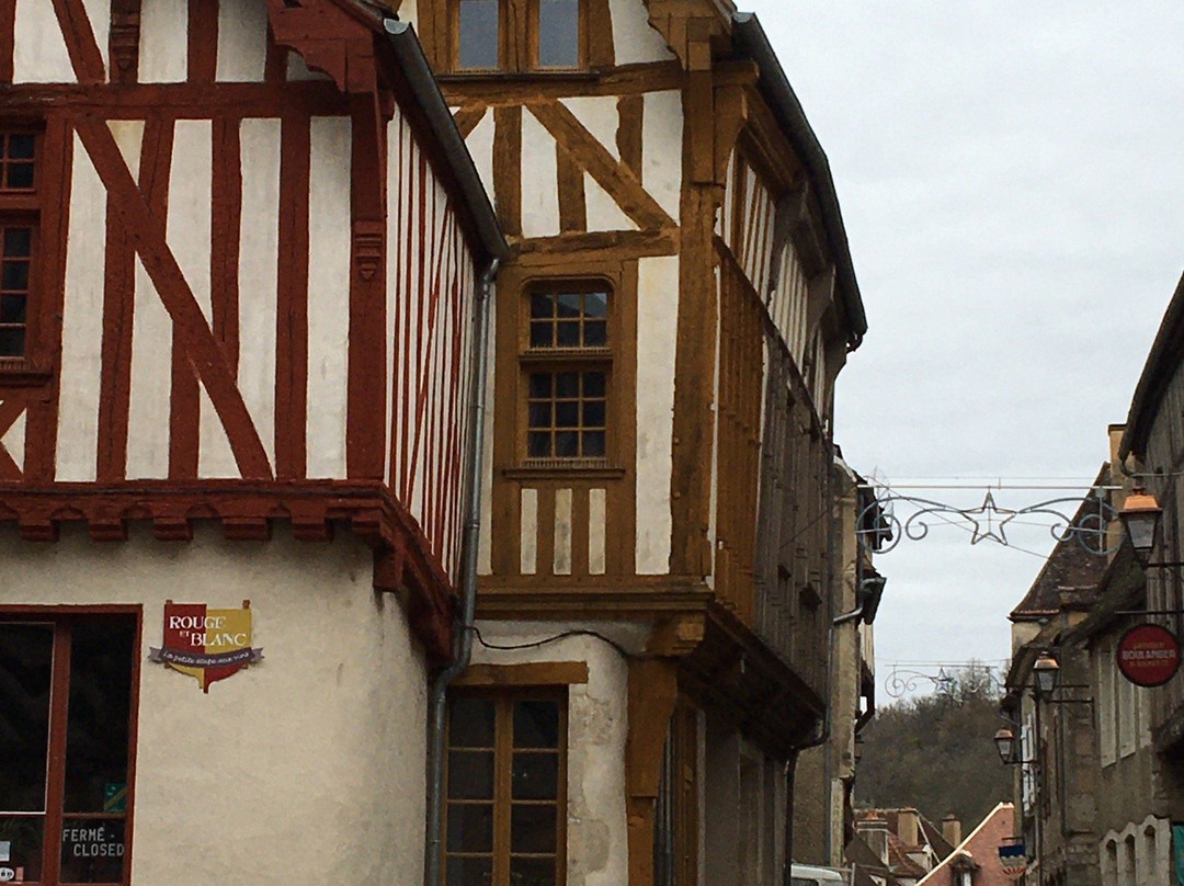 Château de Noyers-sur-Serein景点图片