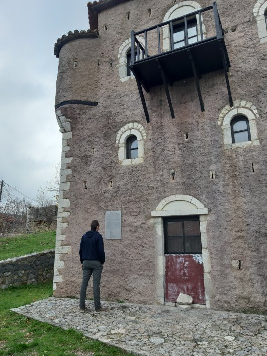 Pyrgos Petzemeon-卡拉夫里塔必去景点