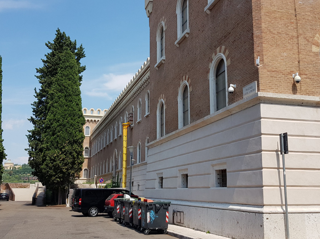 Piazzale Castel San Pietro景点图片