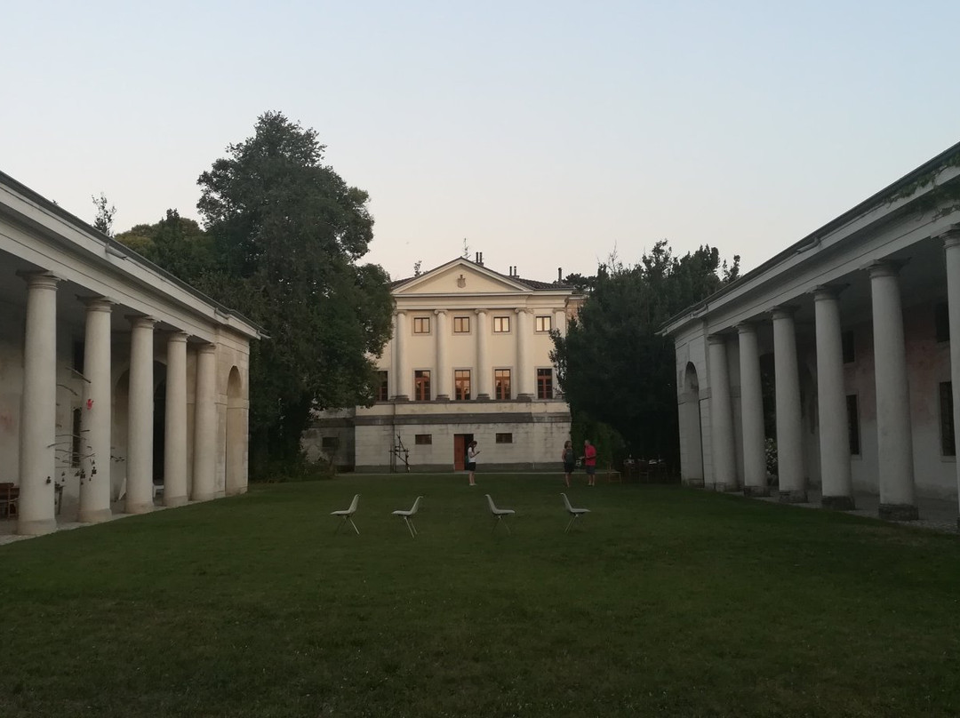 Villa Sbruglio, Giulaj, Prandi