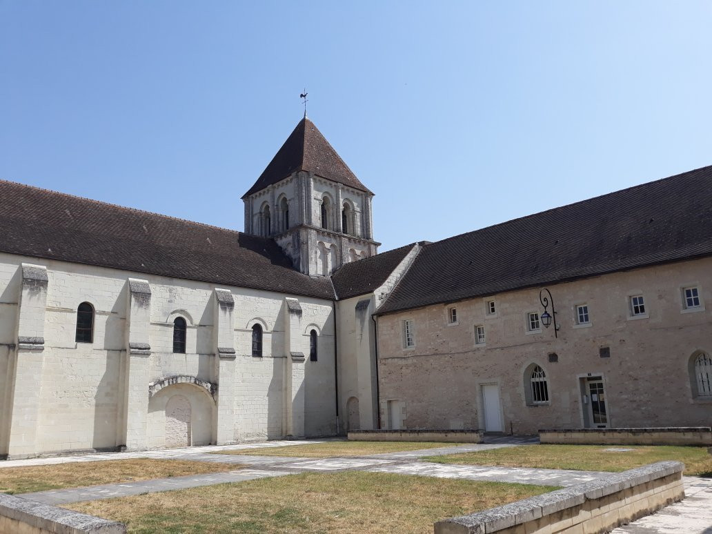 Église Notre-Dame-Lencloitre必去景点