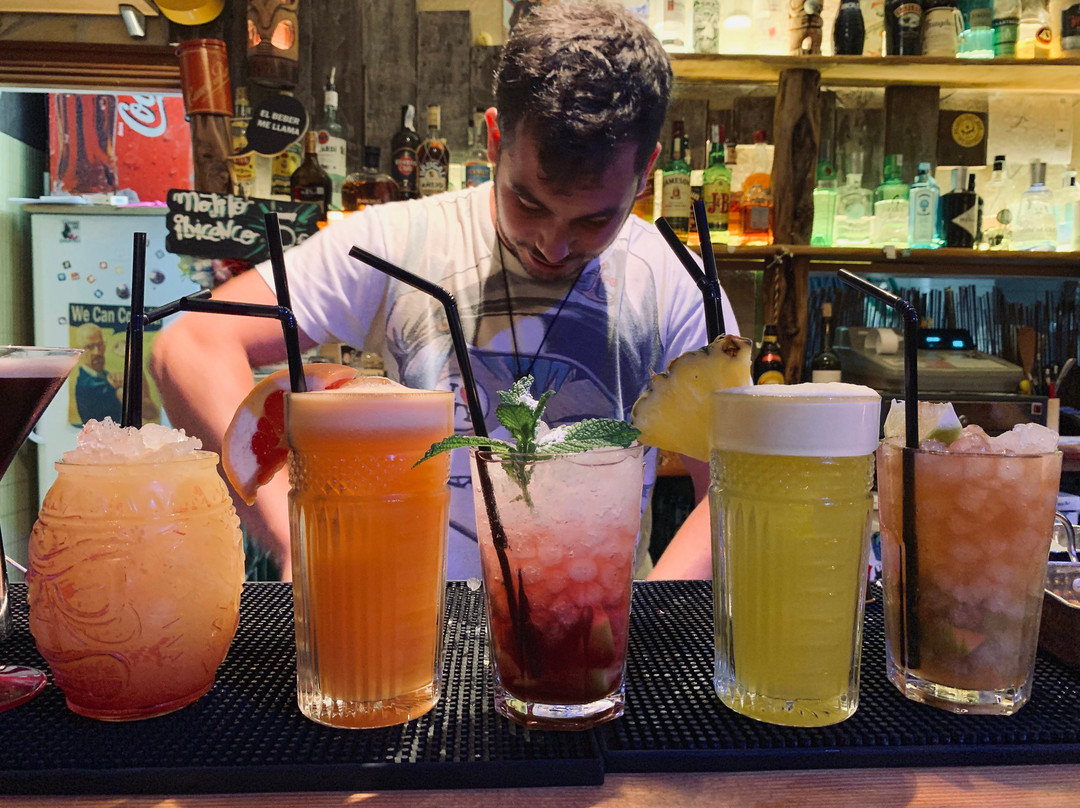 Basoa Cocktail Bar-Cala Llonga必去景点