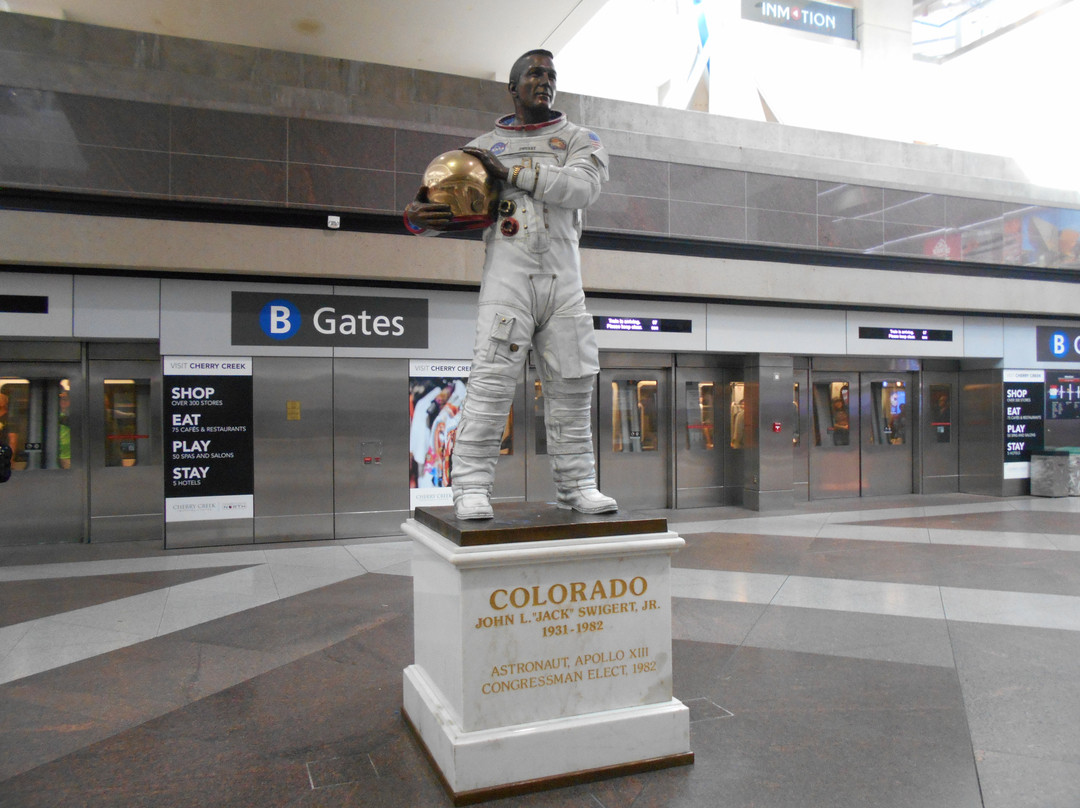 John Swigert memorial statue-丹佛必去景点