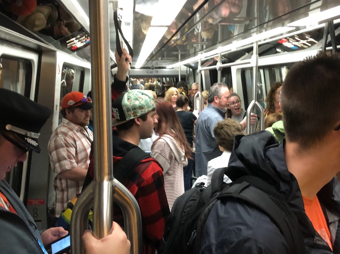 Denvers Airport Transportation-丹佛必去景点