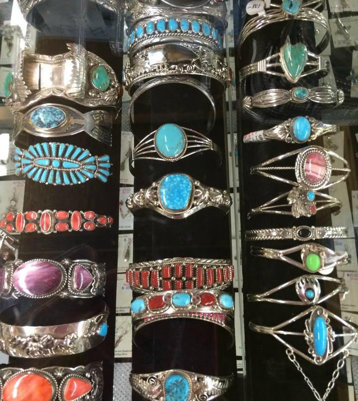 Cherokee Gift & Boot Outlet-Triadelphia必去景点