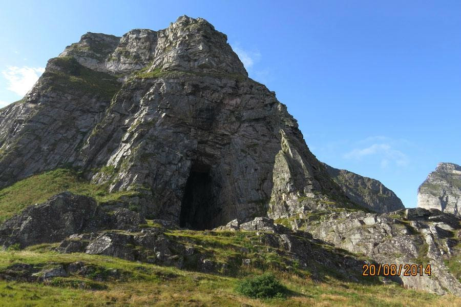 Lovund旅游景点-Kirkehelleren Cave
