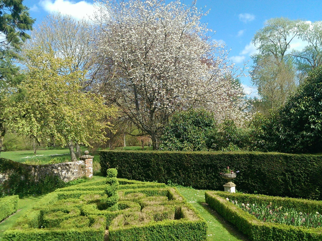 Houghton Lodge Gardens景点图片