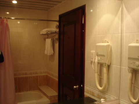 上海青青大酒店主图