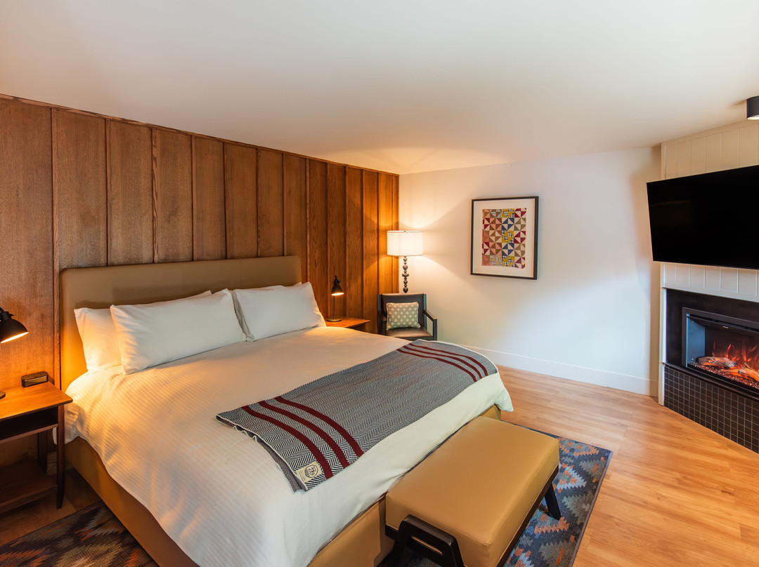 Historic Rocky Waters Inn