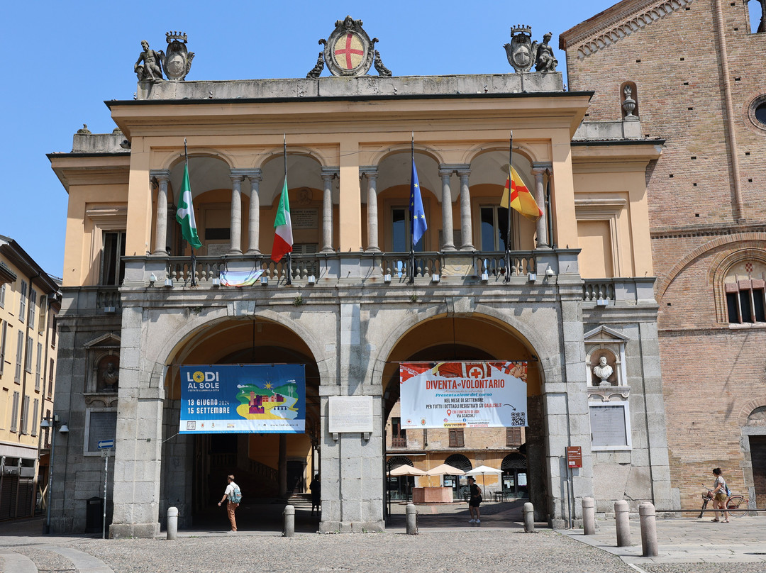 Piazza Broletto景点图片