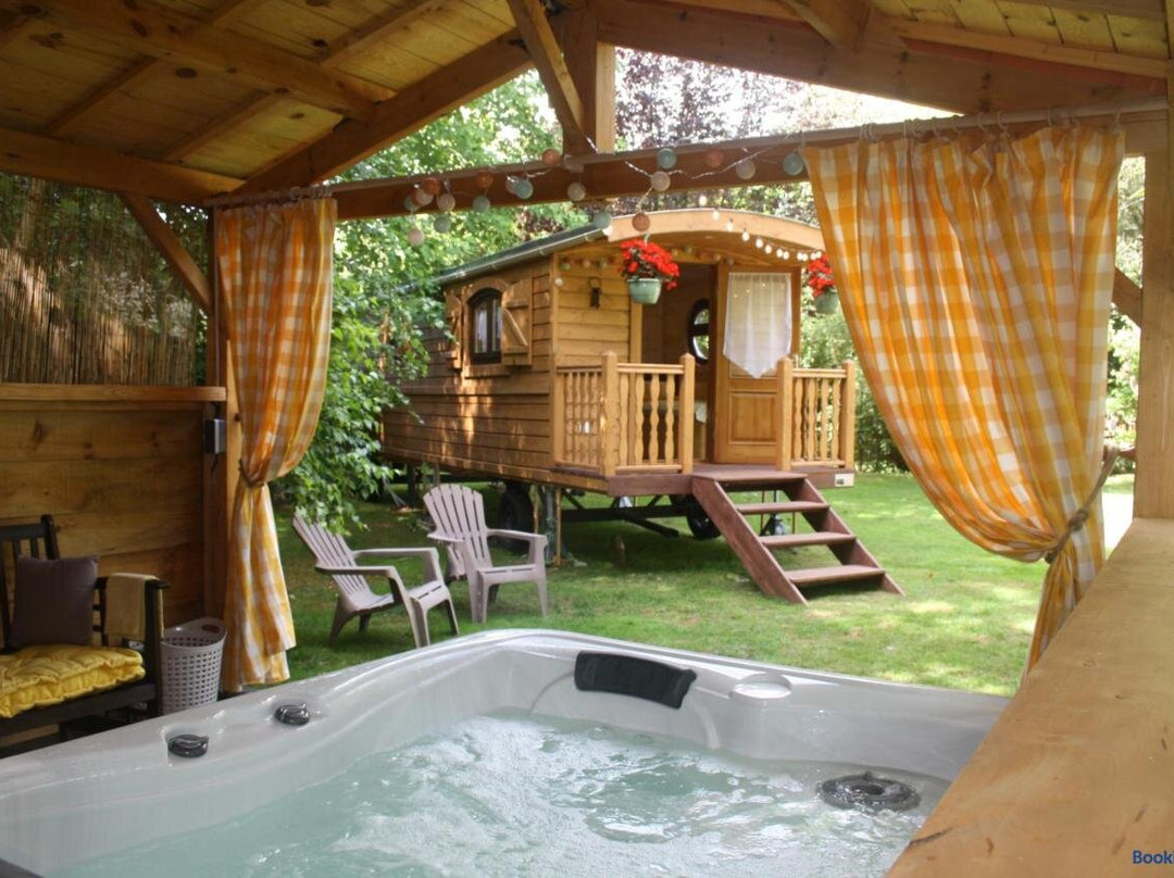 La Roulotte d'Emilie et Son Jacuzzi privé