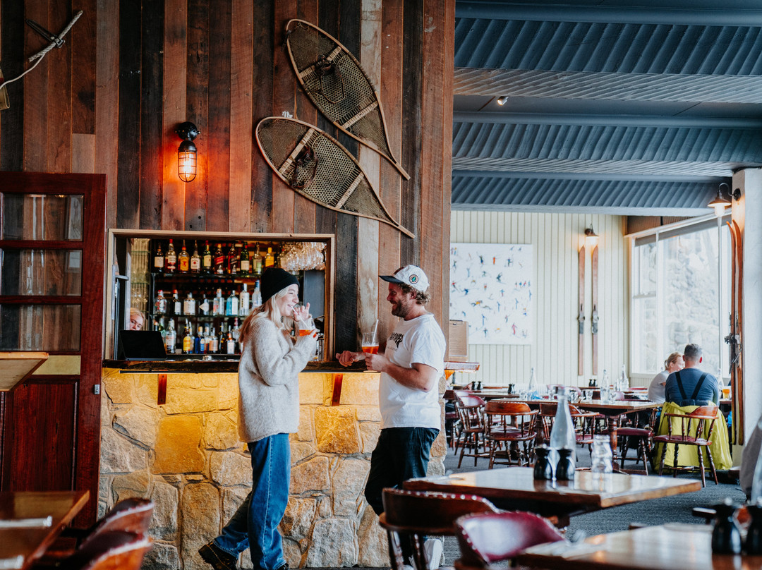 Falls Creek Hotel主图