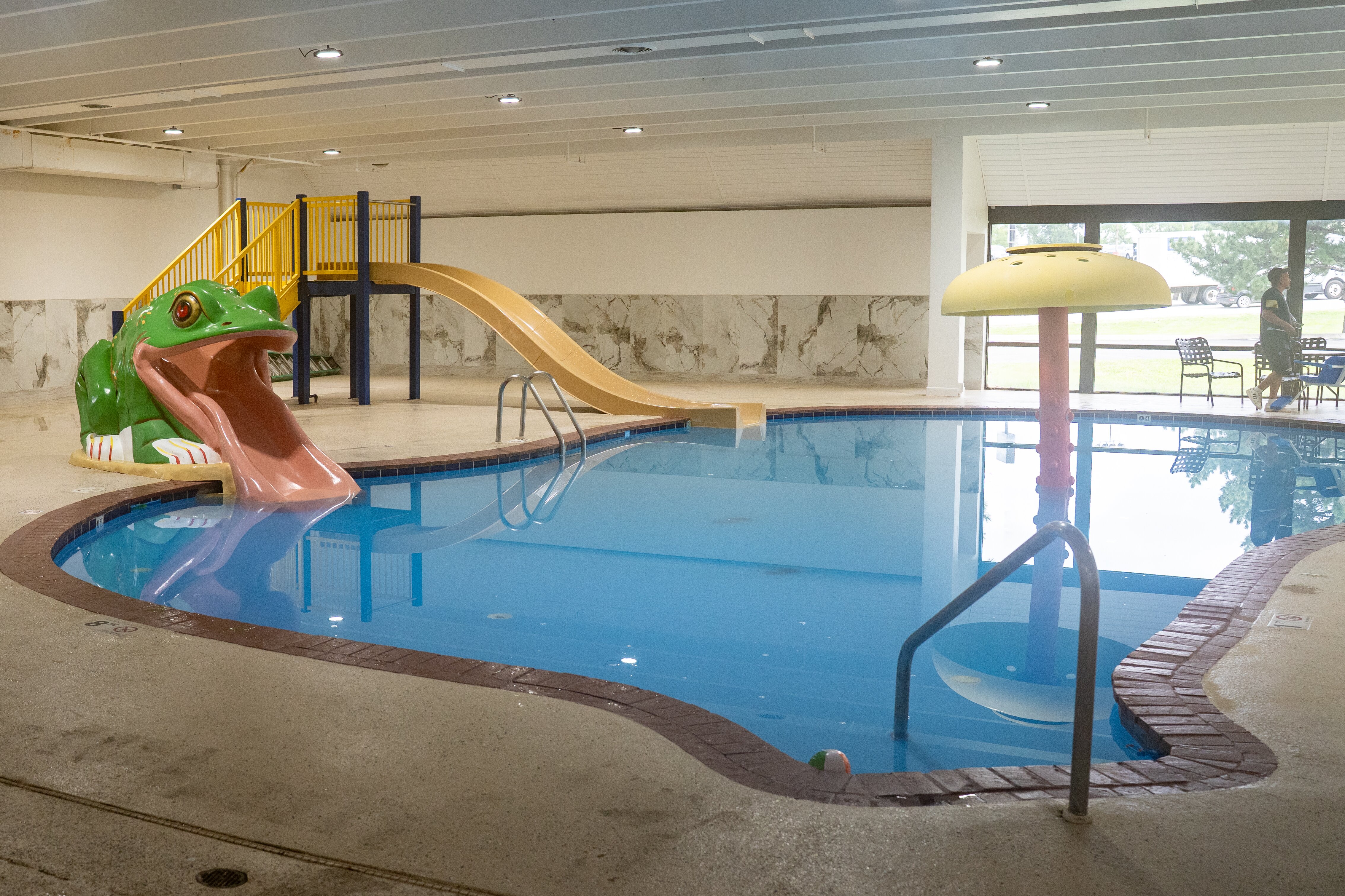 Best Western Plus Midwest Inn-泳池