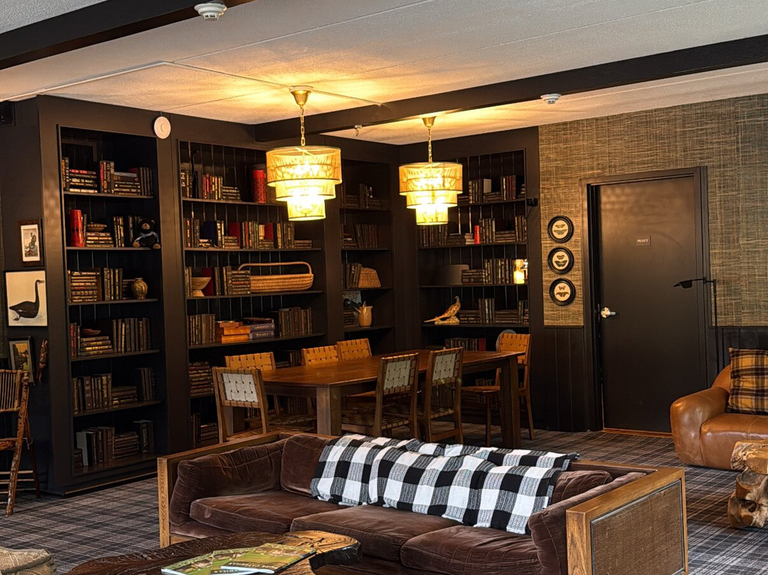 Hunter Lodge, a Bluebird by Lark主图