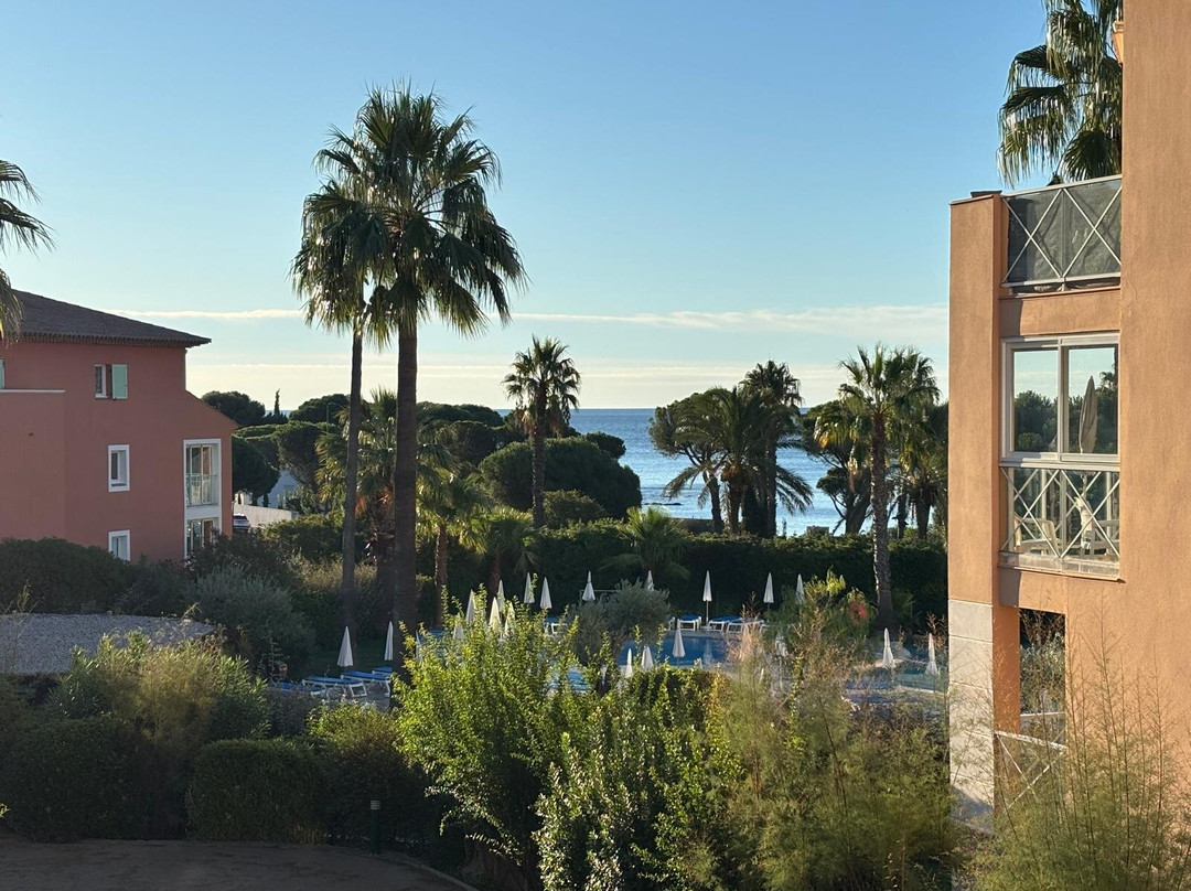 伊撒布海岸皮埃尔假日公寓酒店主图