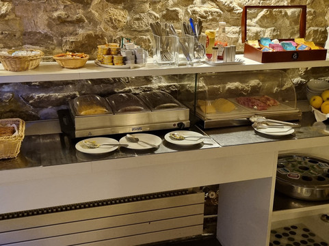 巴士底洛奈酒店主图