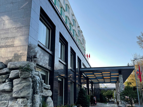 凡帕河滨酒店主图