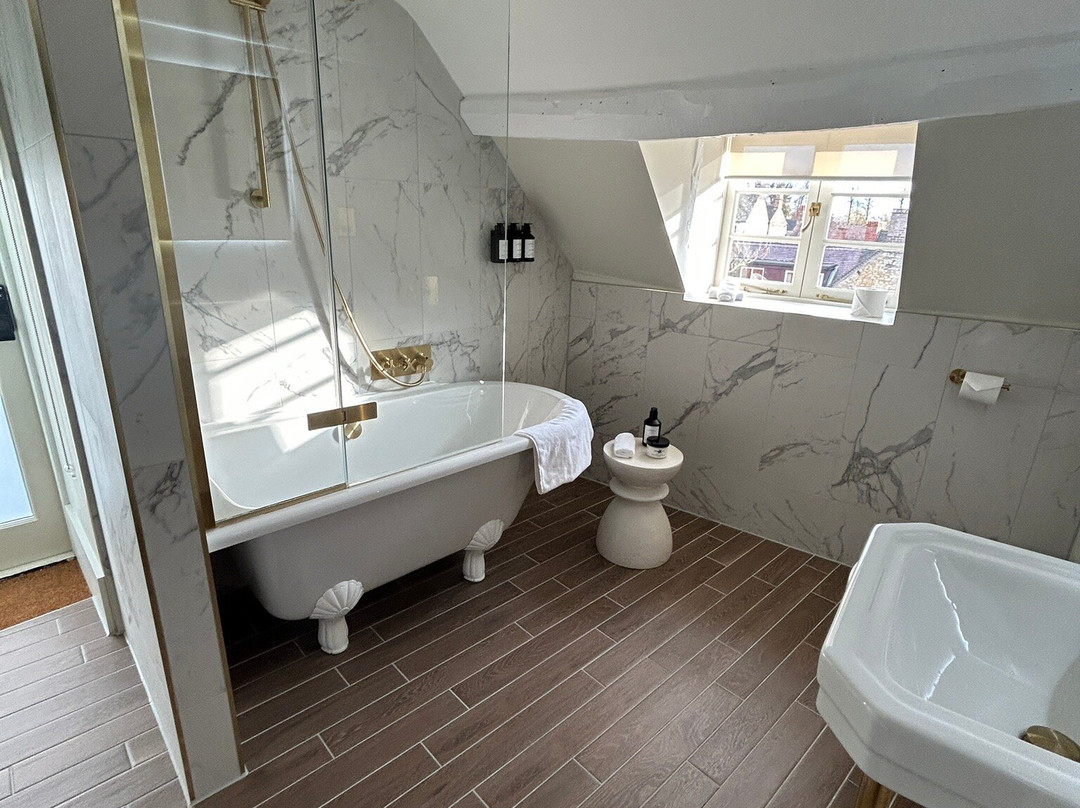 The Feathers Hotel主图