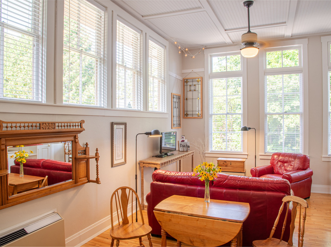 Baileys Harbor Schoolhouse Inn主图