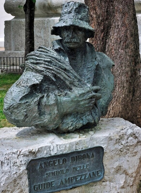 Busto di Angelo Dibona-科尔蒂纳丹佩佐必去景点