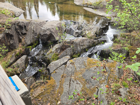 Cameron Falls Trail-黄刀镇必去景点