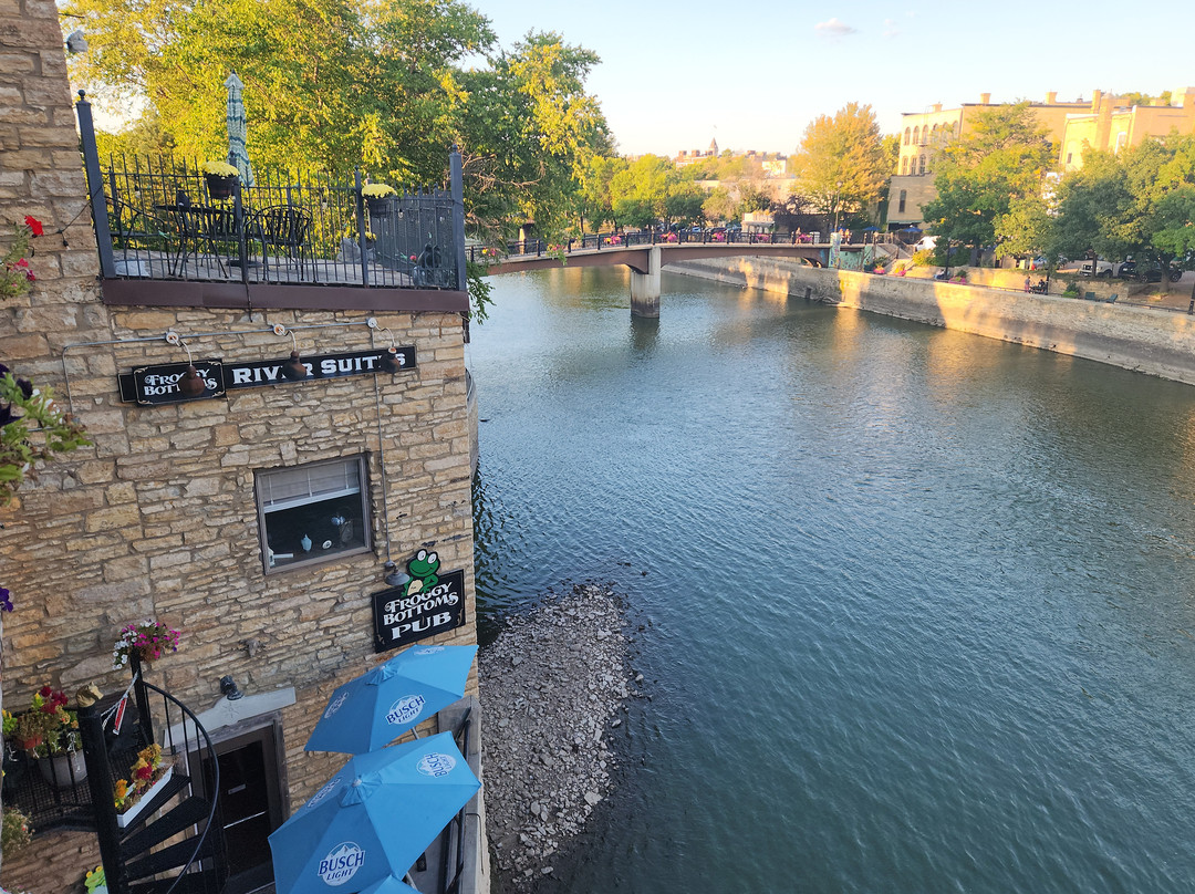 Froggy Bottoms River Suites主图