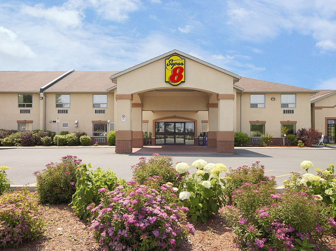 Super 8 by Wyndham Cornwall ON主图