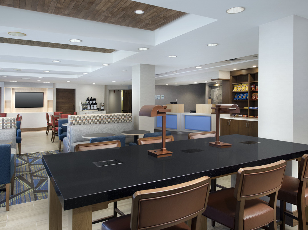 安杜佛北劳伦斯智选假日酒店主图