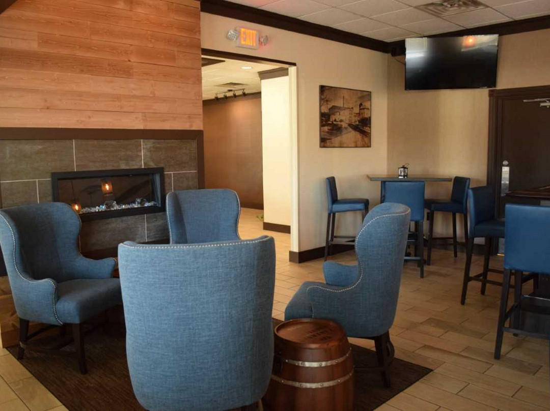 Holiday Inn Conference Ctr Marshfield by IHG主图