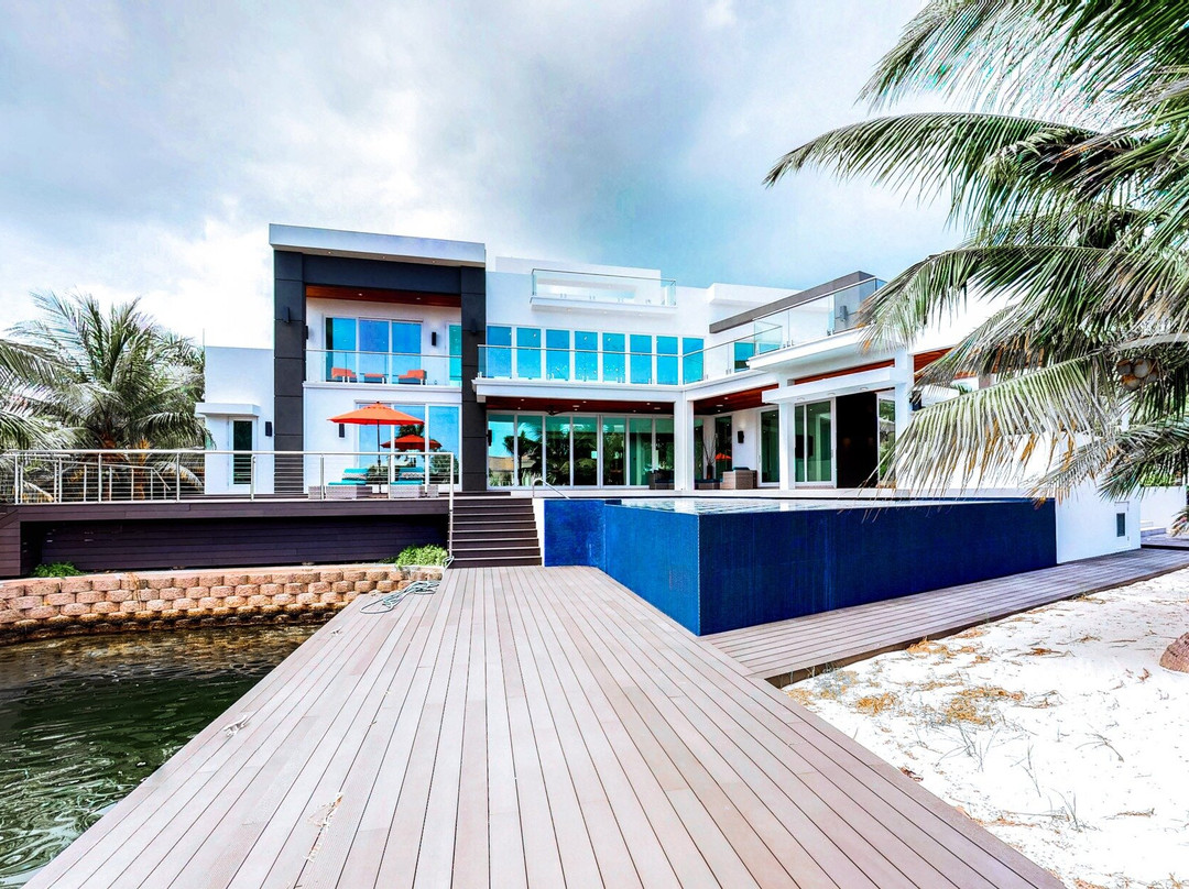 Caribbean Luxury Charter景点图片