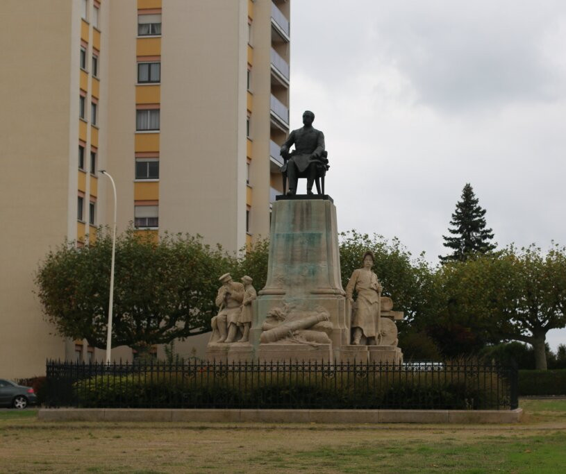 Monument À Henri Schneider景点图片