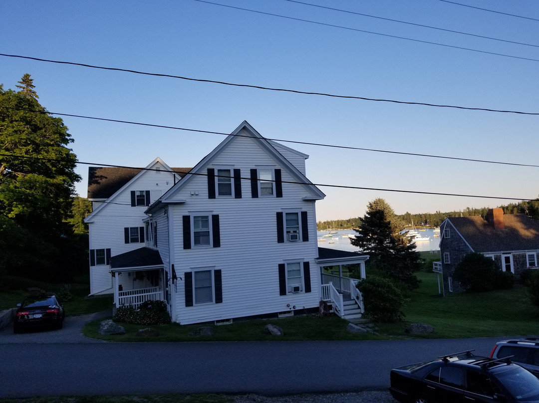 East Wind Inn & Suites主图