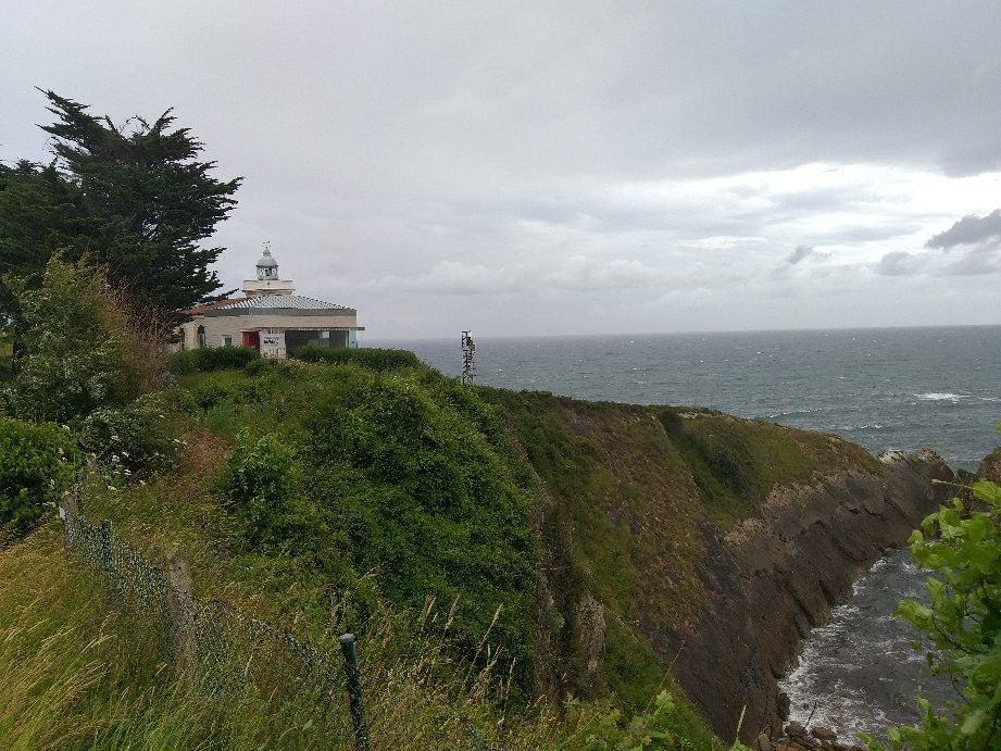 Faro de Punta Silla景点图片