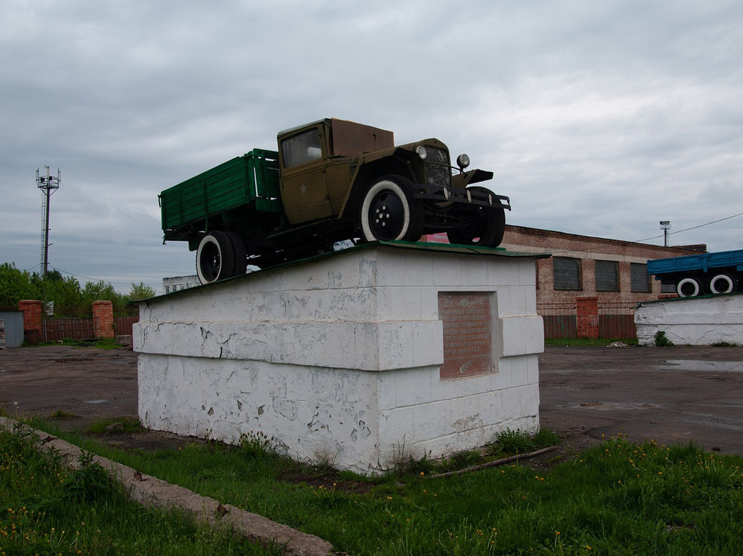 Polutorka Automobile Monument-Kolpna必去景点