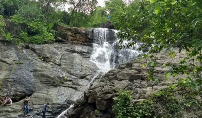 Chinchoti Waterfalls景点图片