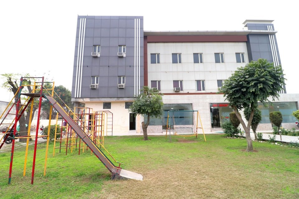OYO 27883 Tej Grand