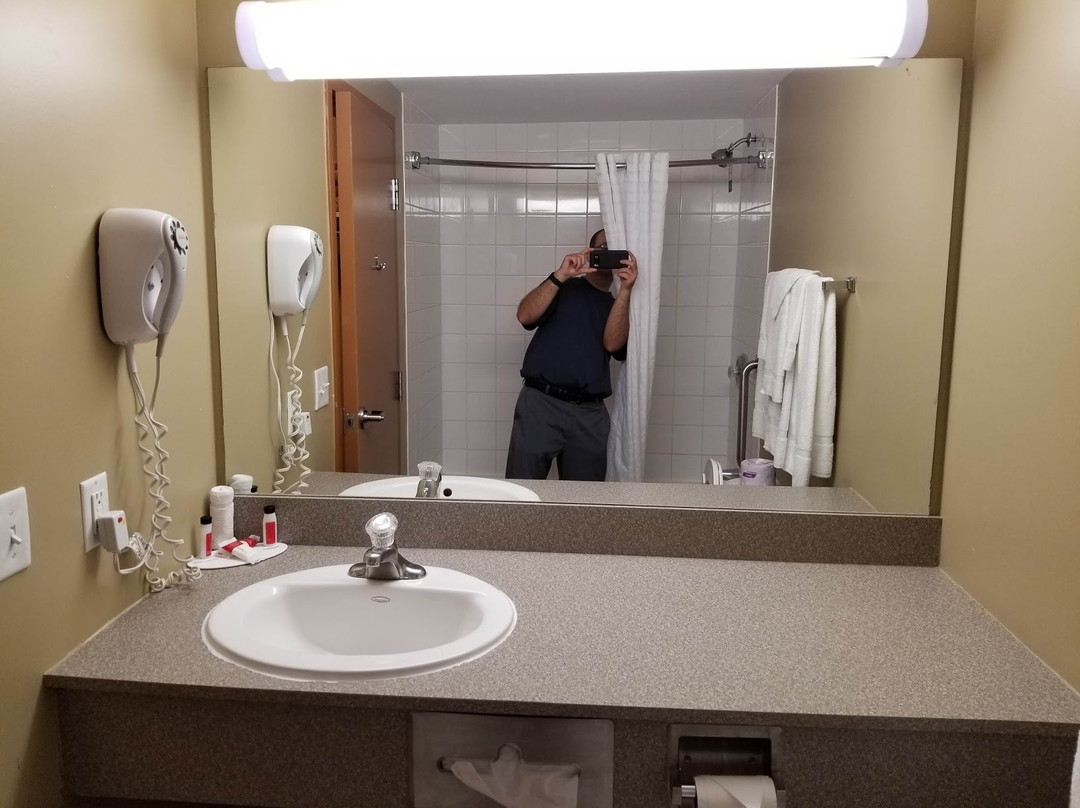 米德兰速8酒店主图