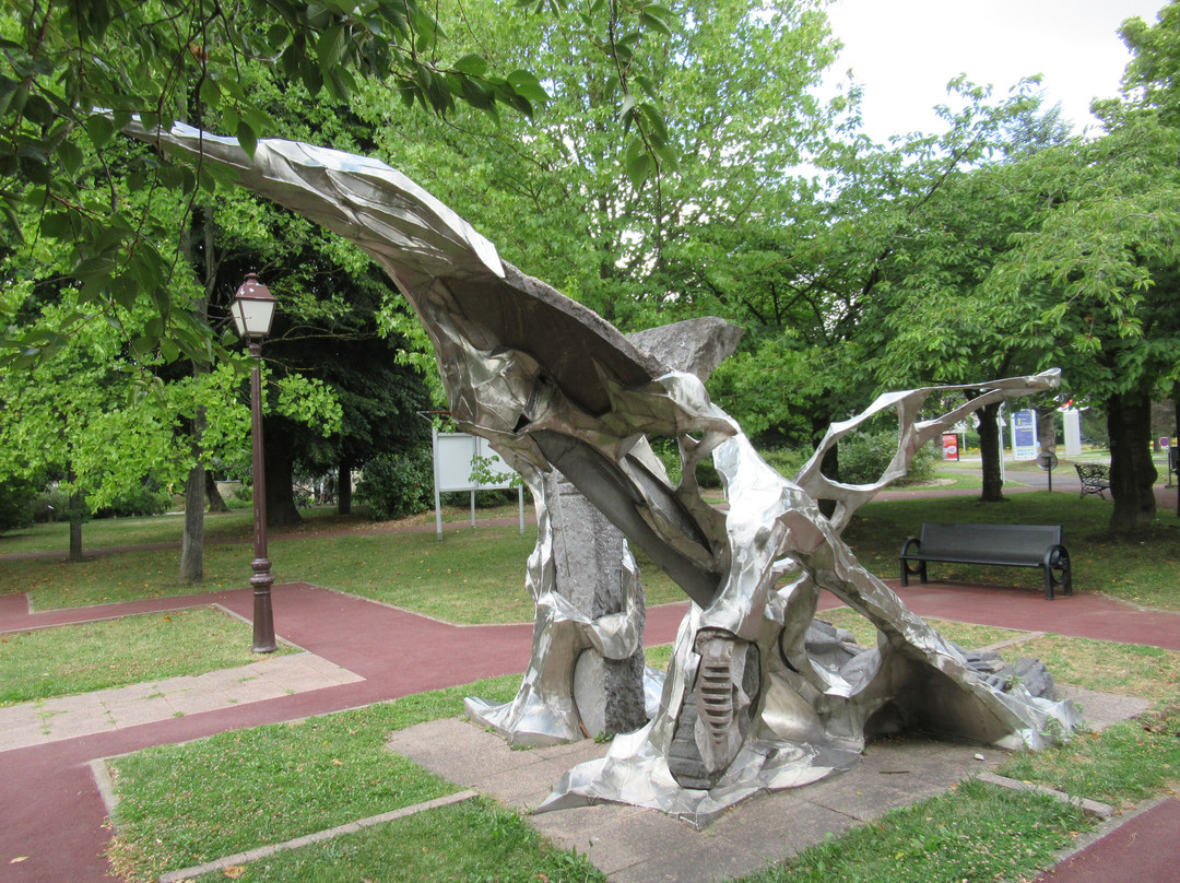 Sculpture Métalithe-鲁瓦西必去景点