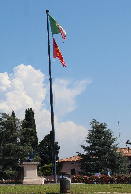Monumento ai Caduti del mare-佩斯基耶拉德尔加尔达必去景点